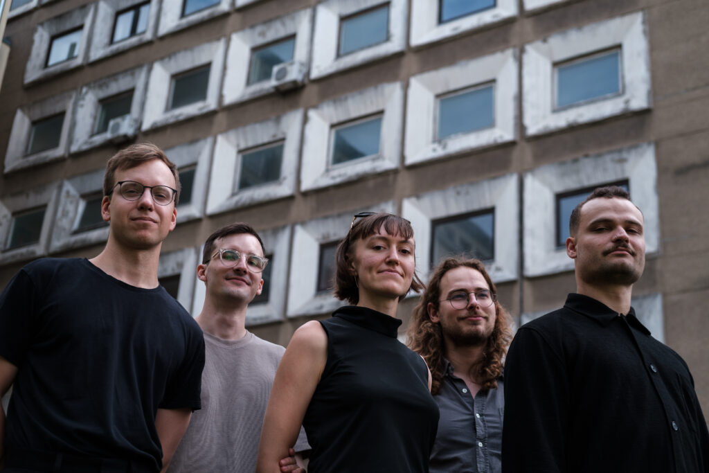 Fotol vasakult Siim Tanel Tõnisson, Tristan Krevald, Kertu Johanna Jõeste, Mark Aleksander Fischer, Ra Martin Puhkan. Foto autor Päär Keedus